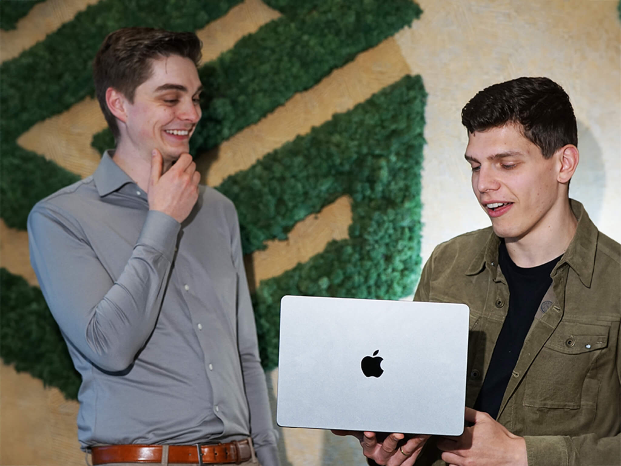 Twee collega's die werken bij Surelock en kijken naar iets op de macbook