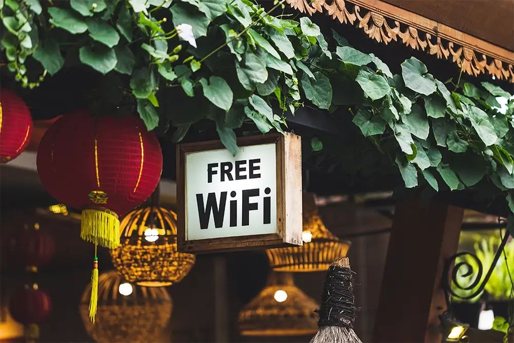 Uithang bord met daarop free wifi (gratis wifi)