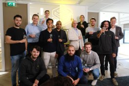 Het Surelock team aan het proosten op de Deloitte fast 50 prijs