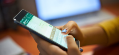 een smartphone waarop WhatsApp wordt gebruikt met WhatsApp fraude