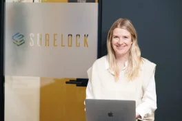 Anouk aan het werk bij Surelock