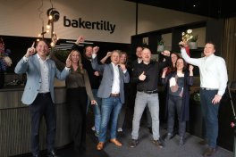 Bakker tilly op de foto met NK-phishing trofee 2023