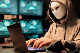 Cybercrimineel die een computer hackt, voorbeeld van cybercriminaliteit en cyberdreigingen voor bedrijven