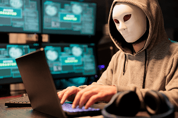 Cybercrimineel die een computer hackt, voorbeeld van cybercriminaliteit en cyberdreigingen voor bedrijven